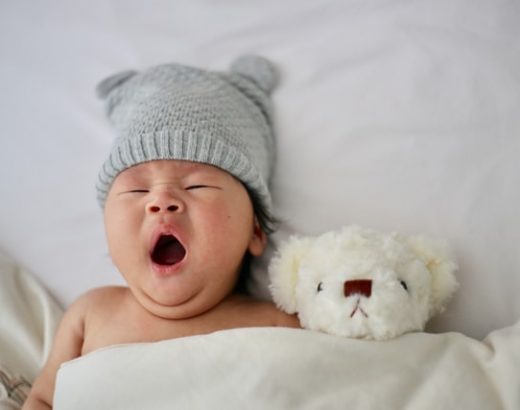 10 Penyebab dan Cara Mengatasi Kepala Peyang Pada Bayi